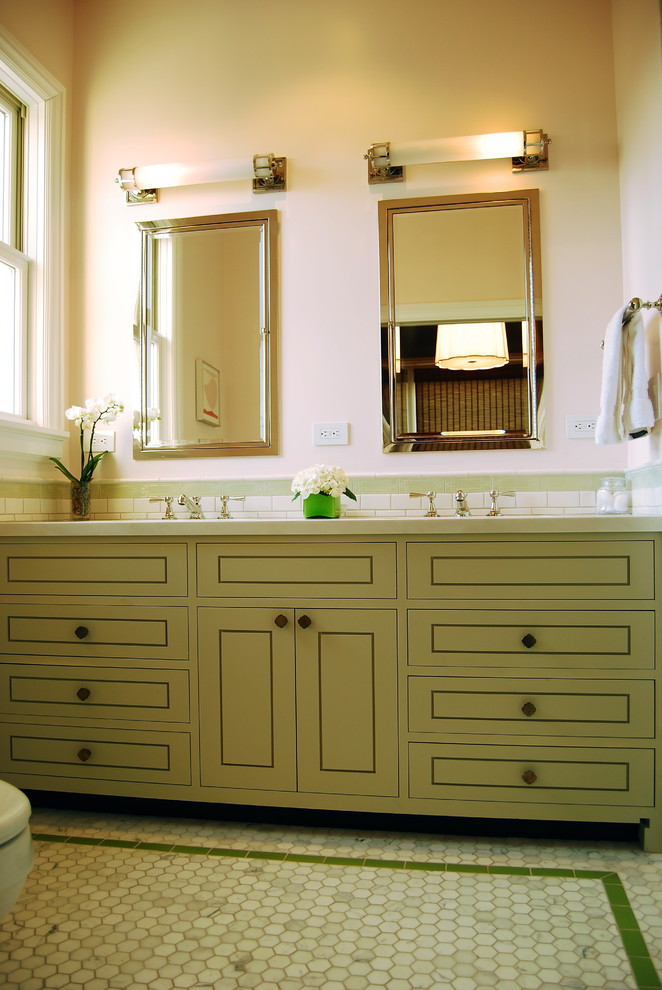 Idee per una stanza da bagno minimal con ante con riquadro incassato, ante verdi e top verde
