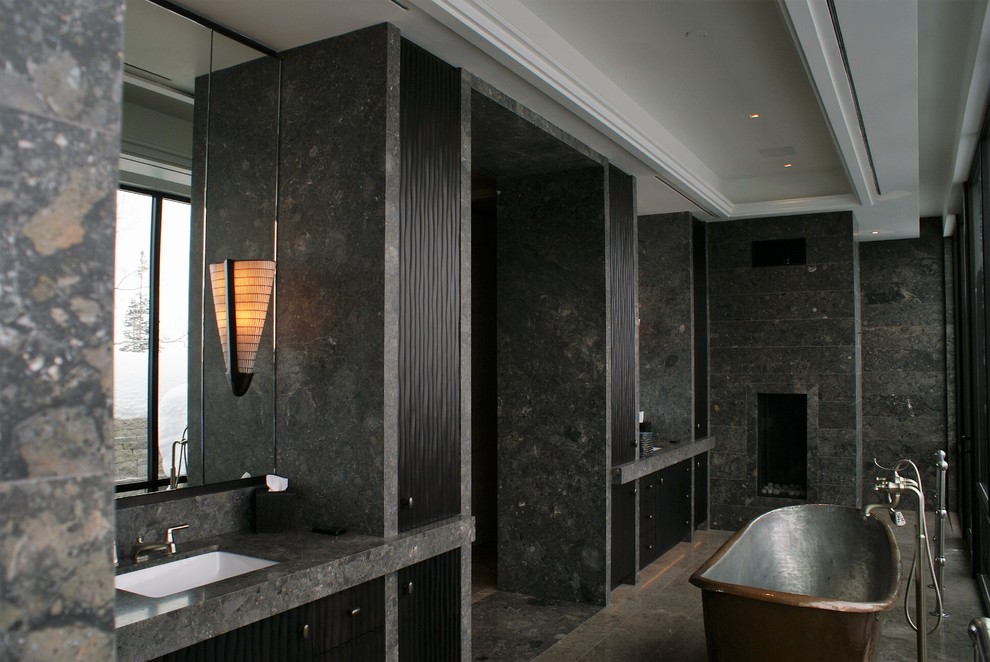 Idéer för stora funkis en-suite badrum, med luckor med lamellpanel, svarta skåp, ett fristående badkar, svart kakel, grå kakel, porslinskakel, grå väggar, klinkergolv i porslin, ett undermonterad handfat och granitbänkskiva