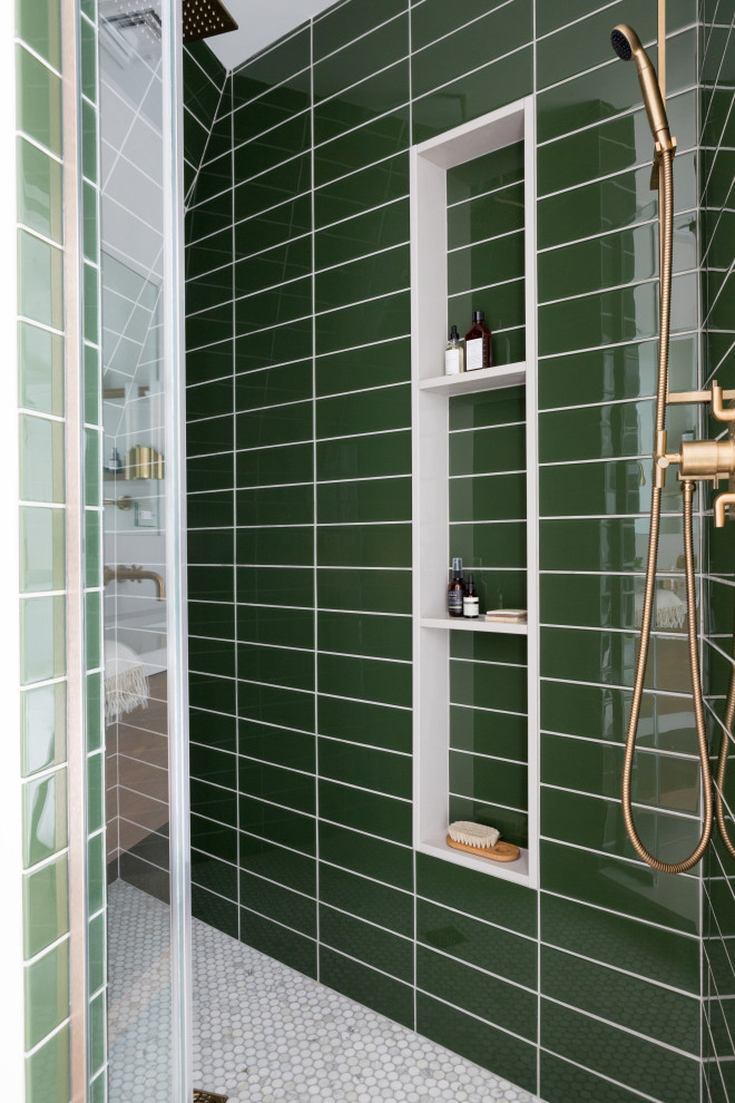 Exempel på ett mellanstort en-suite badrum, med släta luckor, skåp i mellenmörkt trä, en dusch i en alkov, grön kakel, tunnelbanekakel, bänkskiva i kvarts och dusch med gångjärnsdörr