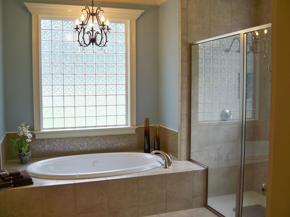 Réalisation d'une salle de bain principale design avec un placard avec porte à panneau encastré, un plan de toilette en surface solide et un mur bleu.