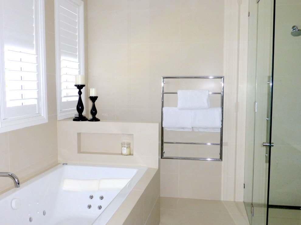 Idéer för stora vintage en-suite badrum, med beige skåp, en jacuzzi, en kantlös dusch, beige kakel, keramikplattor, beige väggar och klinkergolv i keramik