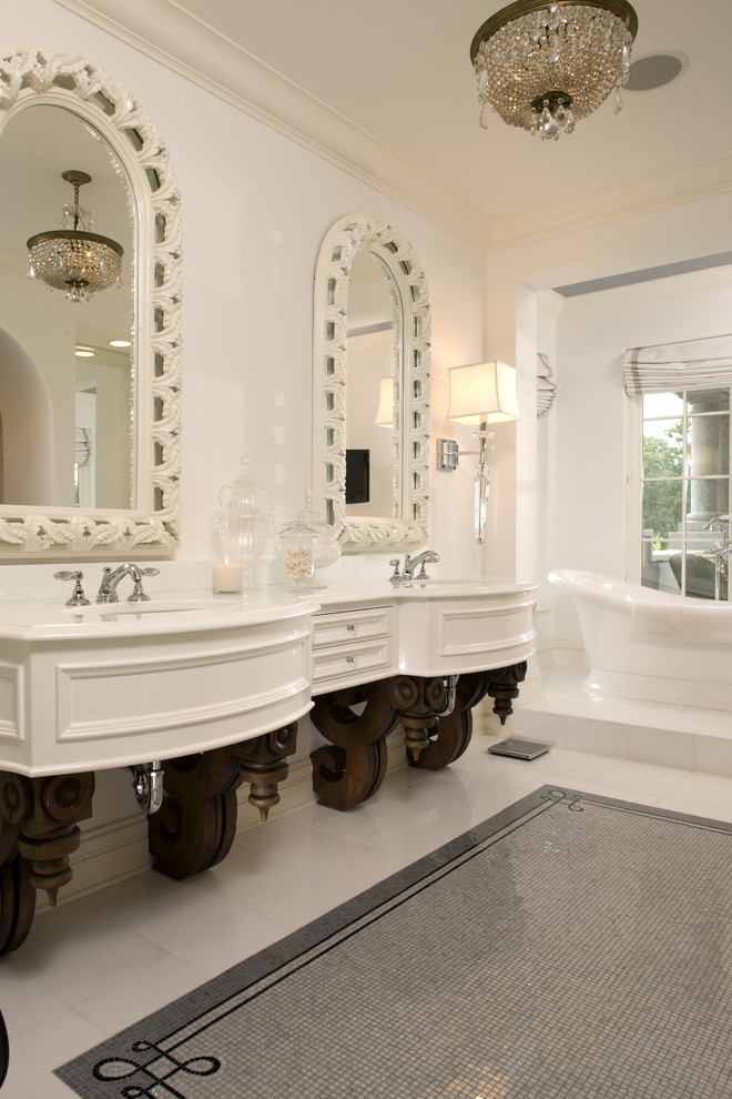 На фото: ванная комната: освещение в средиземноморском стиле с отдельно стоящей ванной и плиткой мозаикой с