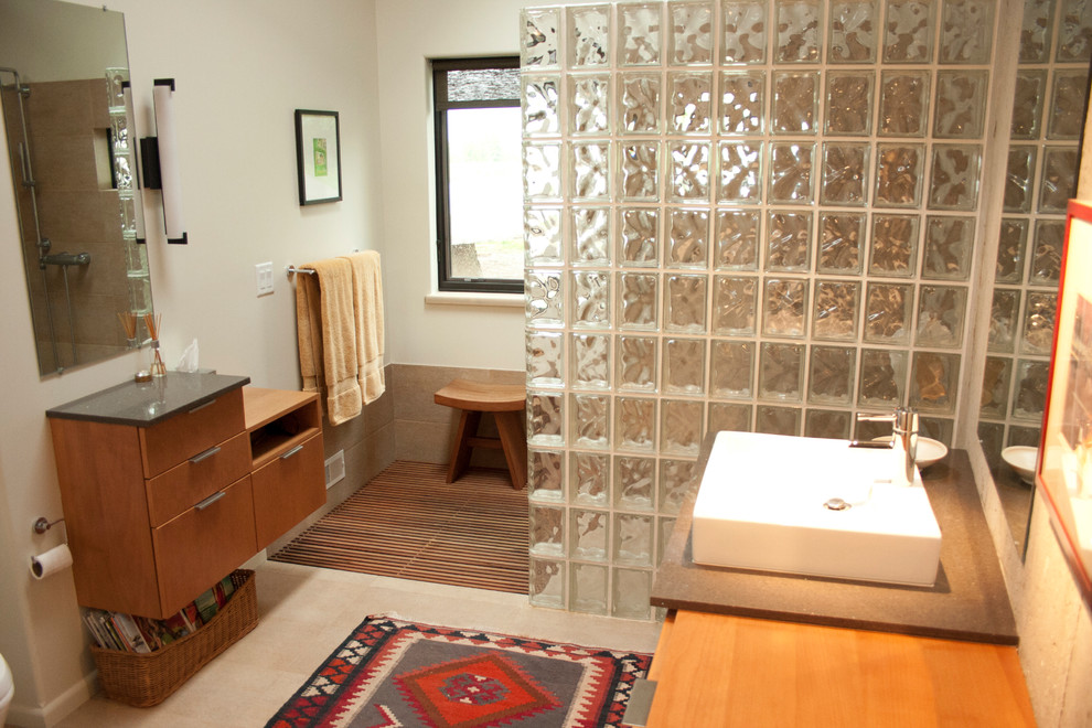 Exemple d'une salle de bain principale moderne en bois brun de taille moyenne avec un placard à porte plane, une douche ouverte, un carrelage marron, des carreaux de céramique, aucune cabine, WC séparés, un mur blanc, un sol en carrelage de céramique, une vasque, un plan de toilette en bois et un sol beige.