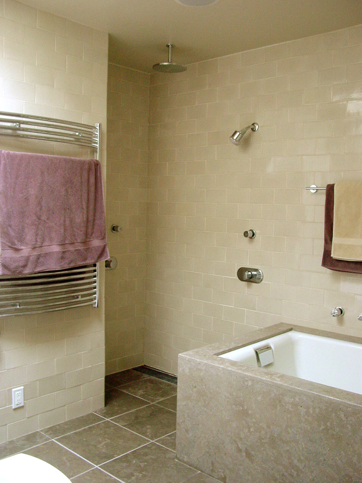 Idéer för att renovera ett mellanstort funkis en-suite badrum, med ett undermonterad handfat, skåp i shakerstil, vita skåp, bänkskiva i kalksten, ett undermonterat badkar, en kantlös dusch, en vägghängd toalettstol, beige kakel, keramikplattor, beige väggar, kalkstensgolv, beiget golv och med dusch som är öppen