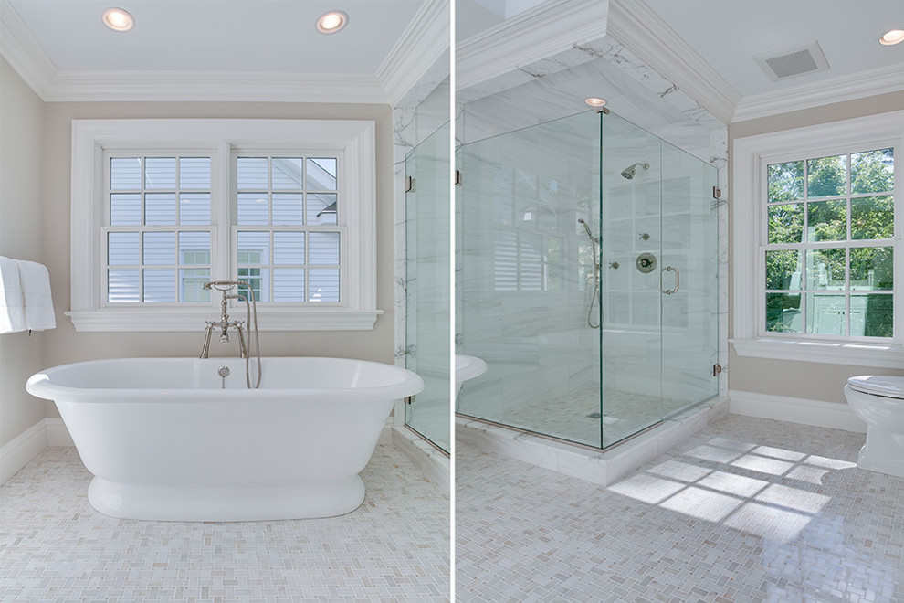 Inspiration för ett stort vintage en-suite badrum, med skåp i shakerstil, vita skåp, ett fristående badkar, en hörndusch, vit kakel, marmorkakel, beige väggar, ett undermonterad handfat, marmorbänkskiva, vitt golv och dusch med gångjärnsdörr