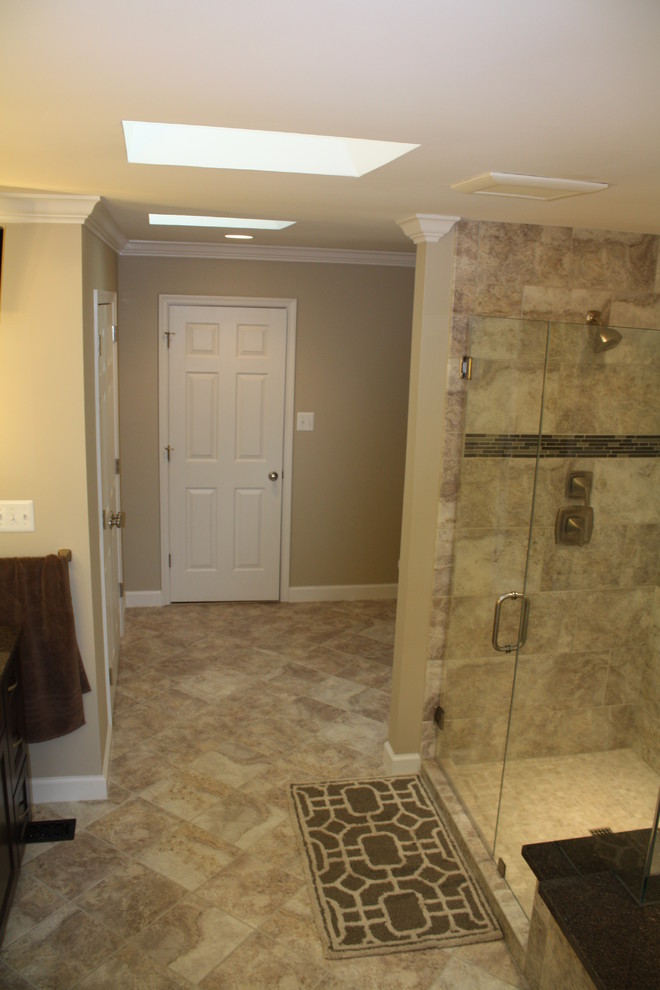 Modern inredning av ett mellanstort en-suite badrum, med luckor med infälld panel, bruna skåp, ett undermonterat badkar, en hörndusch, en toalettstol med separat cisternkåpa, grå kakel, porslinskakel, beige väggar, klinkergolv i porslin, ett undermonterad handfat och granitbänkskiva