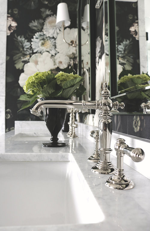 Стильный дизайн: главная ванная комната в классическом стиле с отдельно стоящей ванной, черными стенами, мраморным полом, врезной раковиной, мраморной столешницей, черным полом, белой столешницей и белыми фасадами - последний тренд