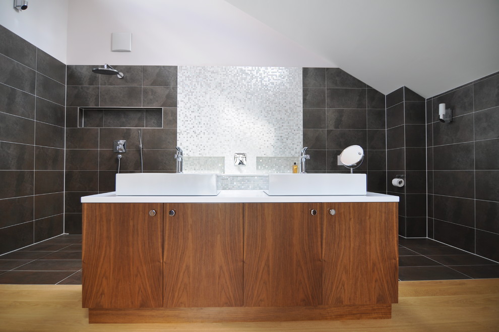 Modernes Badezimmer mit offener Dusche, Aufsatzwaschbecken und offener Dusche in London
