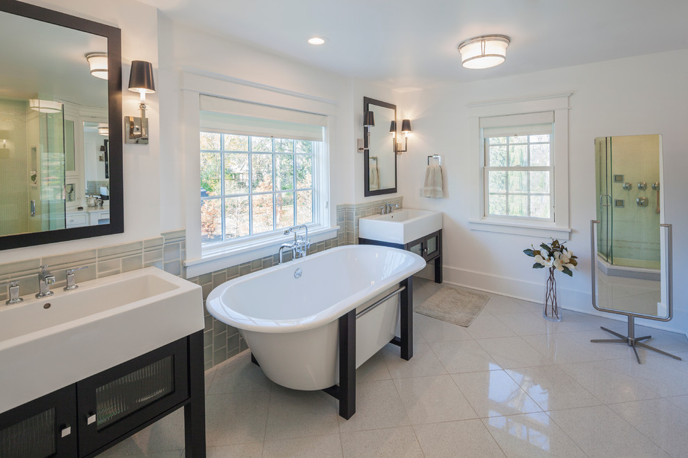 Diseño de cuarto de baño principal clásico con bañera exenta y baldosas y/o azulejos beige