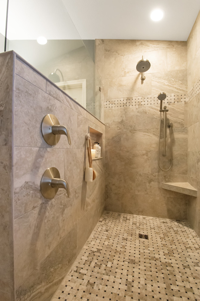 Exemple d'une salle de bain principale chic de taille moyenne avec un placard avec porte à panneau surélevé, des portes de placard marrons, une douche ouverte, un carrelage beige, des carreaux de porcelaine, un mur beige, un lavabo encastré, un plan de toilette en granite et aucune cabine.