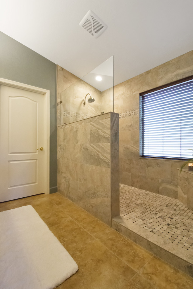Идея дизайна: главная ванная комната среднего размера в классическом стиле с фасадами с выступающей филенкой, коричневыми фасадами, открытым душем, бежевой плиткой, керамогранитной плиткой, бежевыми стенами, врезной раковиной, столешницей из гранита и открытым душем