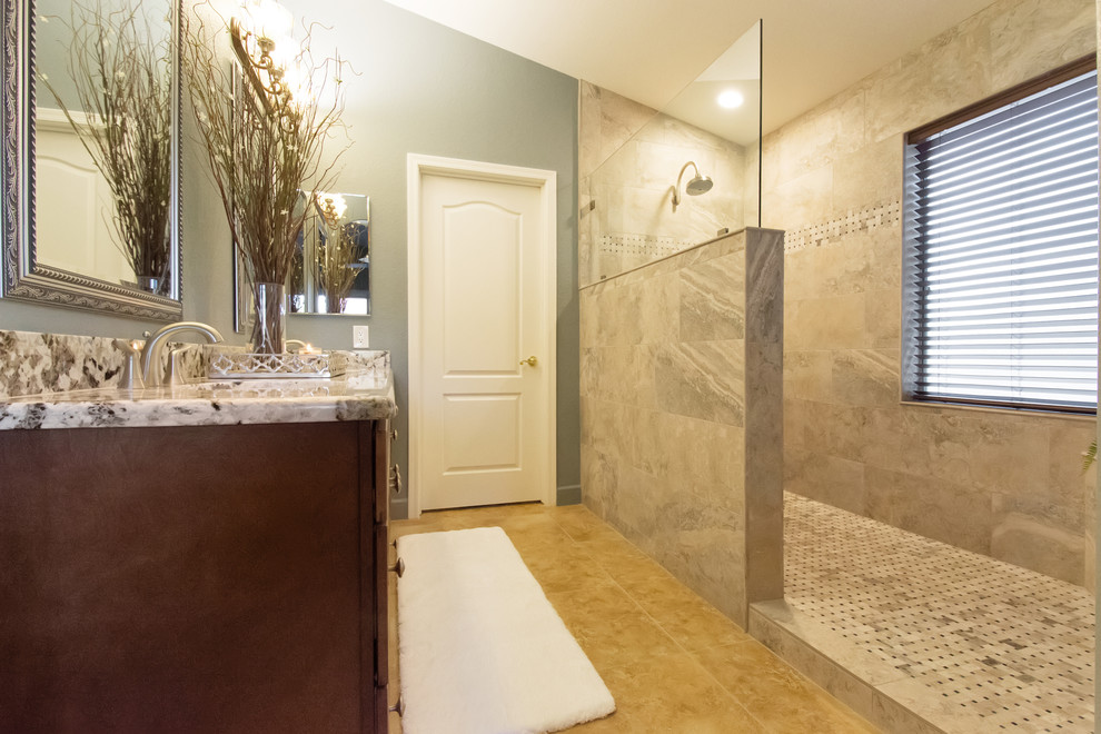 На фото: главная ванная комната среднего размера в классическом стиле с фасадами с выступающей филенкой, коричневыми фасадами, открытым душем, бежевой плиткой, керамогранитной плиткой, бежевыми стенами, врезной раковиной, столешницей из гранита и открытым душем с