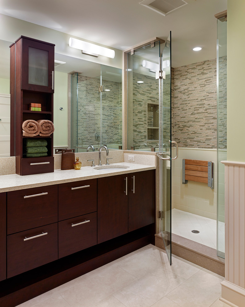 Foto på ett mellanstort funkis en-suite badrum, med ett undermonterad handfat, släta luckor, skåp i mörkt trä, bänkskiva i kvarts, en dusch i en alkov, flerfärgad kakel, mosaik, gröna väggar, klinkergolv i porslin och dusch med gångjärnsdörr