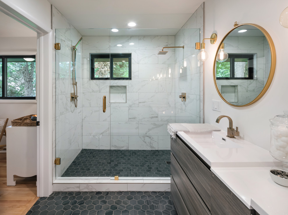 Modernes Badezimmer mit flächenbündigen Schrankfronten, Duschnische, weißen Fliesen, weißer Wandfarbe, integriertem Waschbecken, grauem Boden, Falttür-Duschabtrennung, weißer Waschtischplatte und grauen Schränken in Portland