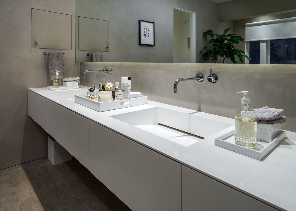 Exempel på ett minimalistiskt badrum, med släta luckor, vita skåp, beige väggar, klinkergolv i keramik och bänkskiva i kvarts