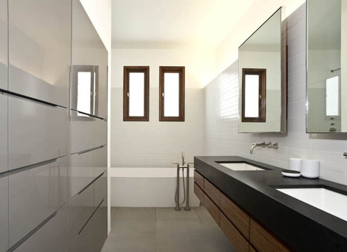 Modern inredning av ett mellanstort en-suite badrum, med släta luckor, skåp i mellenmörkt trä, ett badkar i en alkov, vit kakel, keramikplattor, vita väggar, cementgolv, ett undermonterad handfat, bänkskiva i akrylsten och grått golv