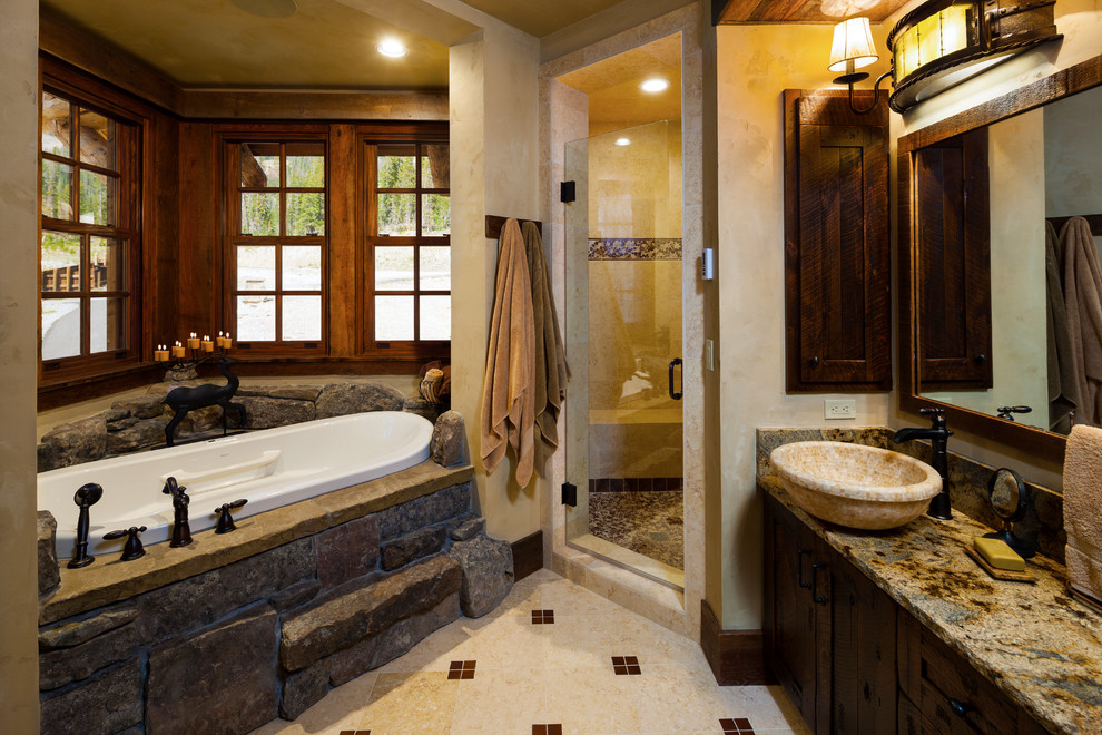 Réalisation d'une salle de bain principale chalet en bois foncé de taille moyenne avec un plan de toilette en granite et un mur beige.
