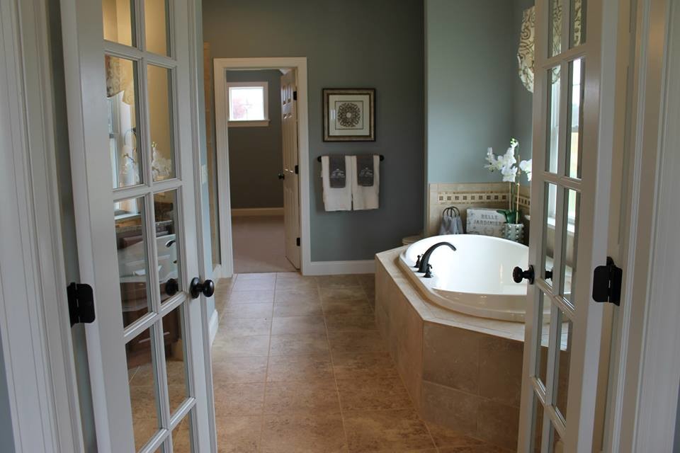 Ejemplo de cuarto de baño principal de estilo americano grande con paredes grises, bañera encastrada y suelo de baldosas de cerámica