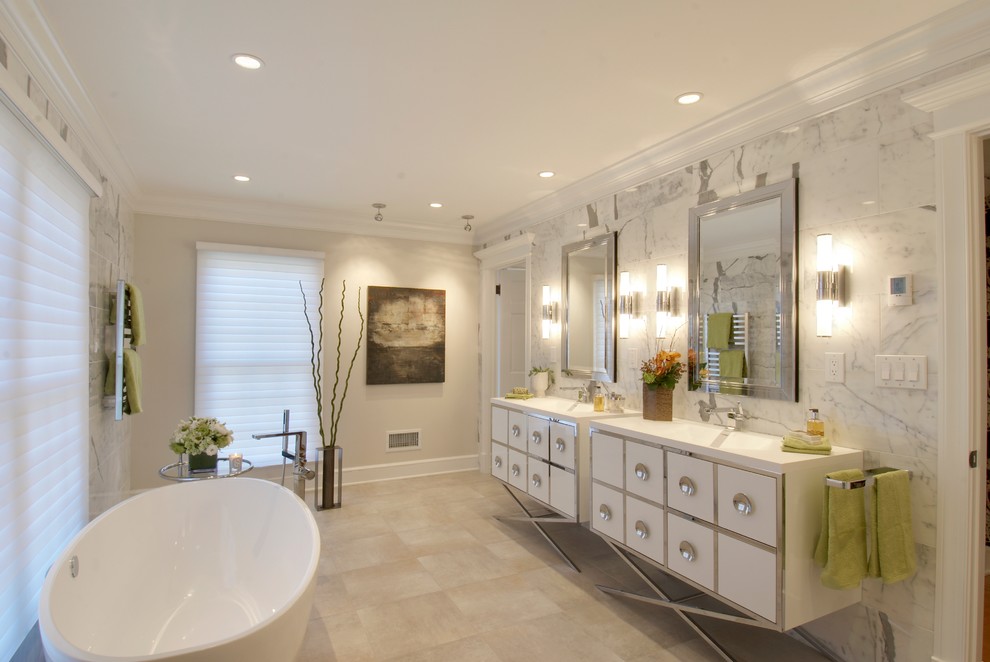 Пример оригинального дизайна: большая главная ванная комната в современном стиле с белыми фасадами, отдельно стоящей ванной, открытым душем, раздельным унитазом, плиткой из листового камня, бежевыми стенами, полом из керамической плитки, монолитной раковиной, мраморной столешницей, серой плиткой, бежевым полом и плоскими фасадами