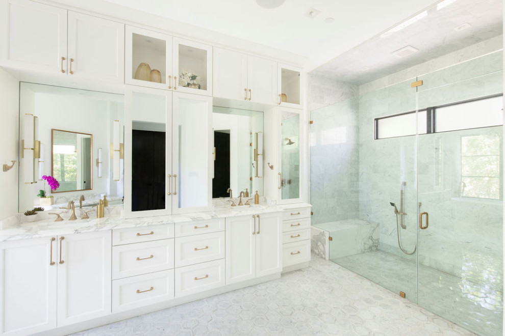 Пример оригинального дизайна: большая главная ванная комната в стиле неоклассика (современная классика) с фасадами в стиле шейкер, белыми фасадами, отдельно стоящей ванной, душем в нише, раздельным унитазом, белой плиткой, белыми стенами, мраморным полом, врезной раковиной, белым полом, открытым душем, белой столешницей, сиденьем для душа, тумбой под две раковины и встроенной тумбой