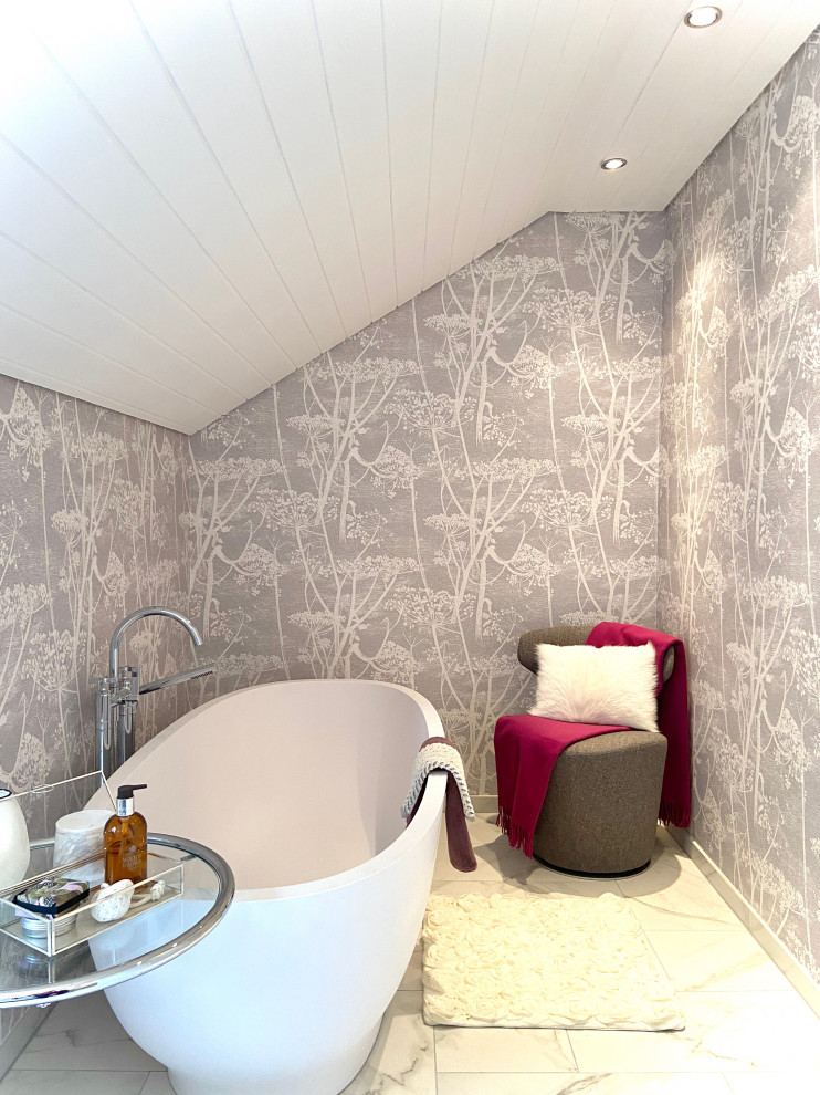Свежая идея для дизайна: главная ванная комната среднего размера в современном стиле с отдельно стоящей ванной, серыми стенами, полом из керамогранита, столешницей из кварцита и панелями на части стены - отличное фото интерьера