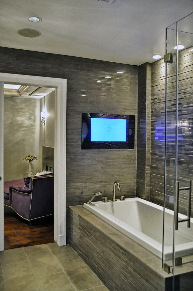 Exemple d'une grande salle de bain principale tendance avec une baignoire posée, un carrelage marron, des carreaux de porcelaine, un mur gris et un sol en carrelage de porcelaine.