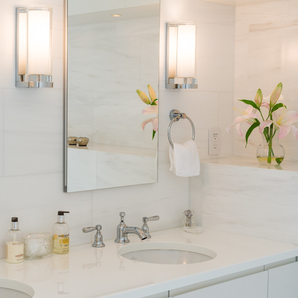 Ispirazione per una stanza da bagno contemporanea con lavabo sottopiano, ante lisce, ante bianche, doccia ad angolo, piastrelle bianche e piastrelle a mosaico