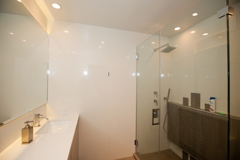 This is an example of a contemporary bathroom in New York.