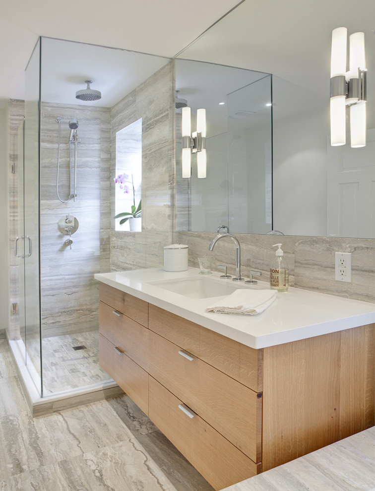 Cette image montre une salle de bain design en bois clair avec un placard à porte plane.