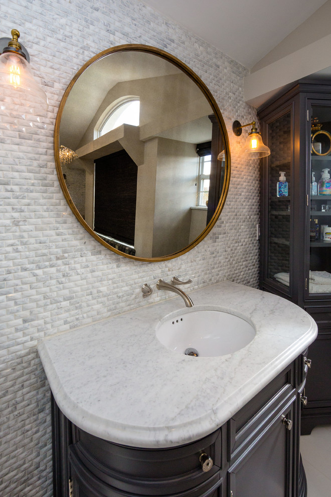 Свежая идея для дизайна: большая главная ванная комната с полновстраиваемой ванной, открытым душем, черно-белой плиткой, мраморной плиткой, желтыми стенами, мраморным полом, врезной раковиной и мраморной столешницей - отличное фото интерьера