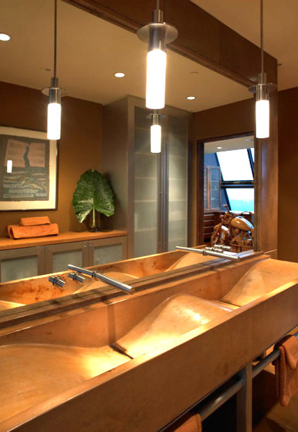 Immagine di una grande stanza da bagno padronale contemporanea con nessun'anta, ante in legno chiaro, piastrelle a specchio, pareti marroni, lavabo sospeso e top in legno