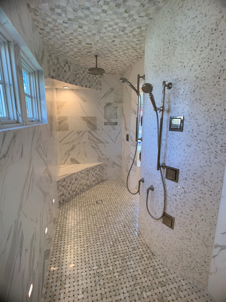 Großes Modernes Badezimmer En Suite mit freistehender Badewanne, offener Dusche, grauen Fliesen, Mosaikfliesen, Mosaik-Bodenfliesen, Einbauwaschbecken, grauem Boden und offener Dusche in New York