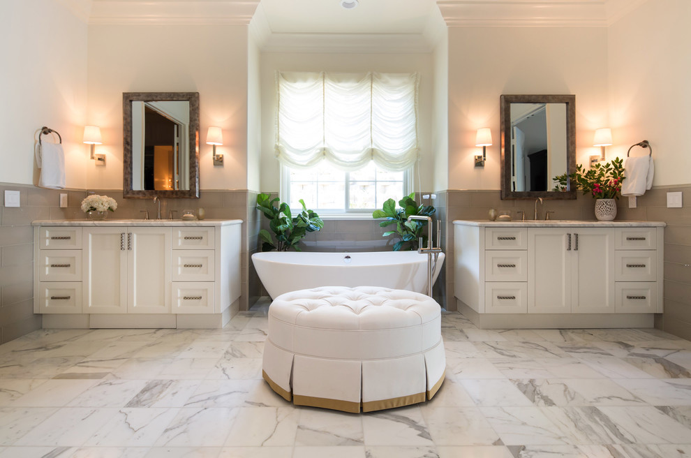Идея дизайна: большая главная ванная комната в классическом стиле с фасадами в стиле шейкер, белыми фасадами, отдельно стоящей ванной, унитазом-моноблоком, белыми стенами, мраморным полом, врезной раковиной и мраморной столешницей