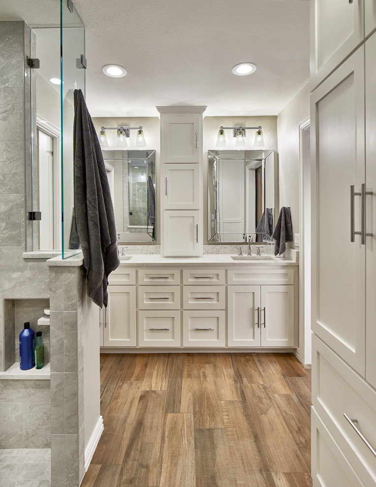 Foto de cuarto de baño principal, doble y a medida tradicional renovado con armarios estilo shaker, ducha a ras de suelo, lavabo bajoencimera y encimera de madera