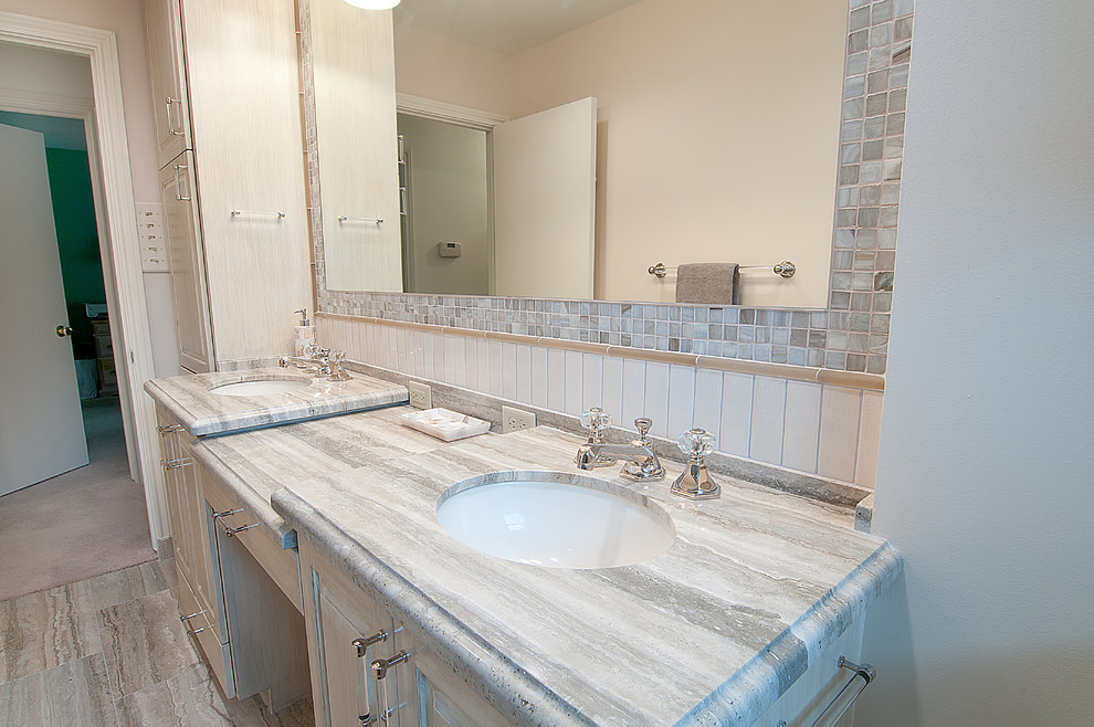 Idee per una stanza da bagno padronale moderna con lavabo sottopiano, ante con bugna sagomata, ante bianche, top in granito, piastrelle blu, piastrelle di vetro e pavimento in gres porcellanato