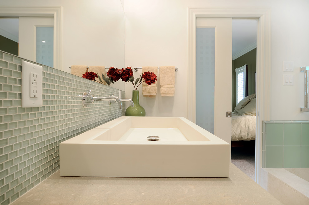 Idéer för mellanstora funkis en-suite badrum, med släta luckor, skåp i mellenmörkt trä, blå kakel, glaskakel och blå väggar