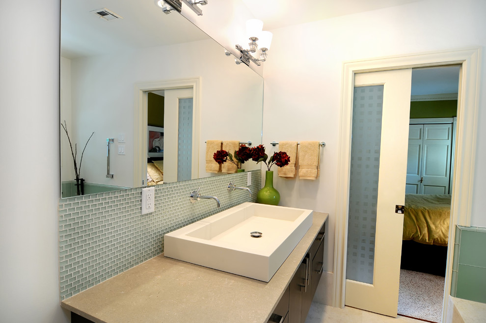 Immagine di una stanza da bagno padronale design di medie dimensioni con lavabo rettangolare, ante lisce, ante in legno scuro, piastrelle blu, piastrelle di vetro e pareti blu