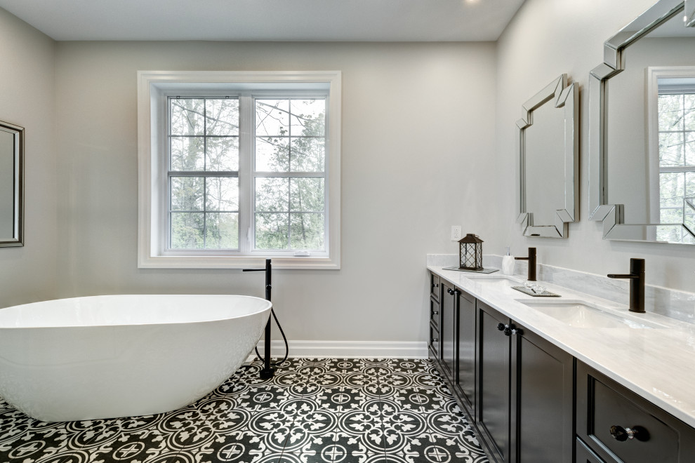 Idéer för ett stort klassiskt vit en-suite badrum, med skåp i shakerstil, skåp i mörkt trä, ett fristående badkar, vita väggar, klinkergolv i porslin, ett undermonterad handfat, bänkskiva i kvarts och svart golv