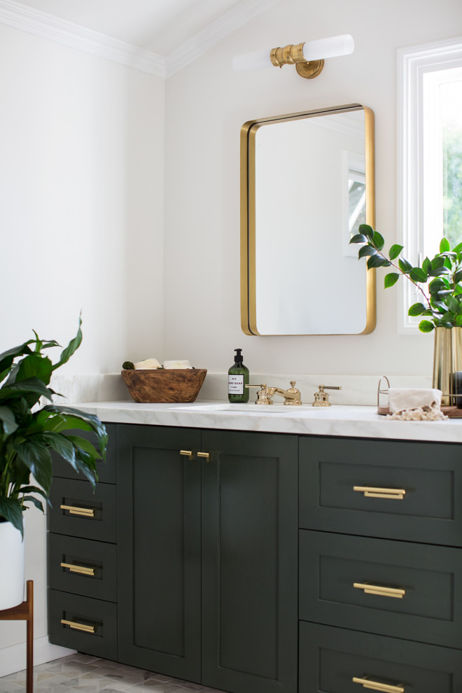 Пример оригинального дизайна: большая главная ванная комната в стиле неоклассика (современная классика) с фасадами с утопленной филенкой, зелеными фасадами, отдельно стоящей ванной, открытым душем, унитазом-моноблоком, разноцветной плиткой, мраморной плиткой, белыми стенами, мраморным полом, врезной раковиной, мраморной столешницей, разноцветным полом, открытым душем и белой столешницей