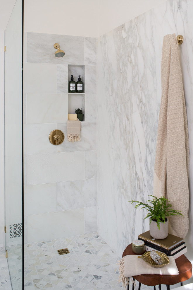 На фото: большая главная ванная комната в стиле неоклассика (современная классика) с фасадами с утопленной филенкой, зелеными фасадами, отдельно стоящей ванной, открытым душем, унитазом-моноблоком, разноцветной плиткой, мраморной плиткой, белыми стенами, мраморным полом, врезной раковиной, мраморной столешницей, разноцветным полом, открытым душем и белой столешницей с