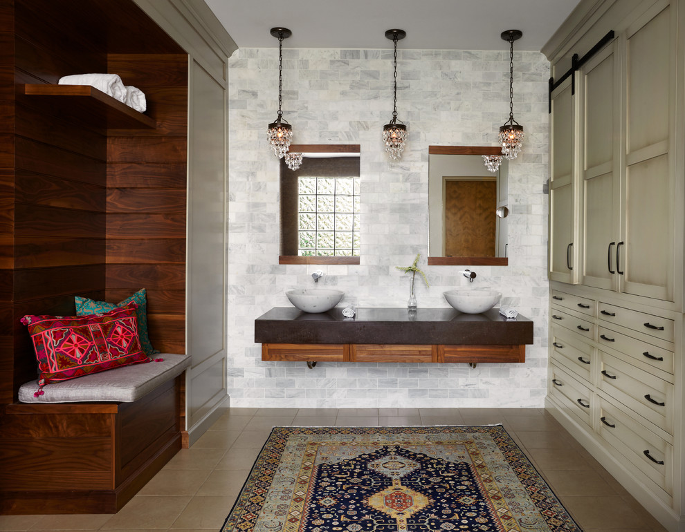 На фото: большая главная ванная комната в стиле фьюжн с фасадами с утопленной филенкой, бежевыми фасадами, белой плиткой, мраморной плиткой, белыми стенами, настольной раковиной и бежевым полом