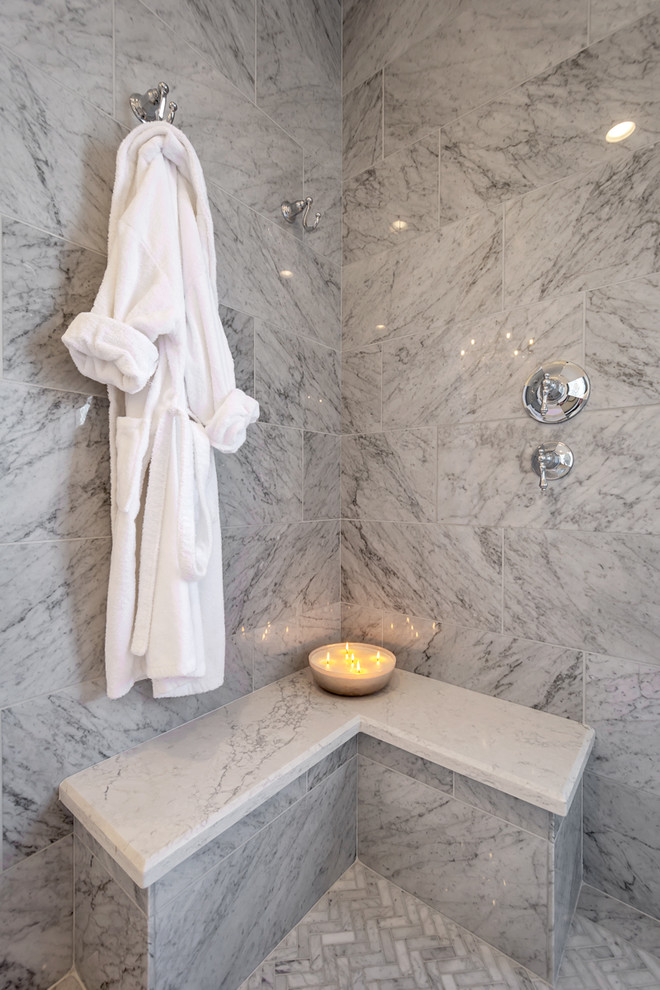 Klassisk inredning av ett stort vit vitt en-suite badrum, med luckor med infälld panel, vita skåp, ett fristående badkar, en öppen dusch, grå kakel, marmorkakel, grå väggar, klinkergolv i porslin, ett nedsänkt handfat, bänkskiva i kvarts, grått golv och med dusch som är öppen