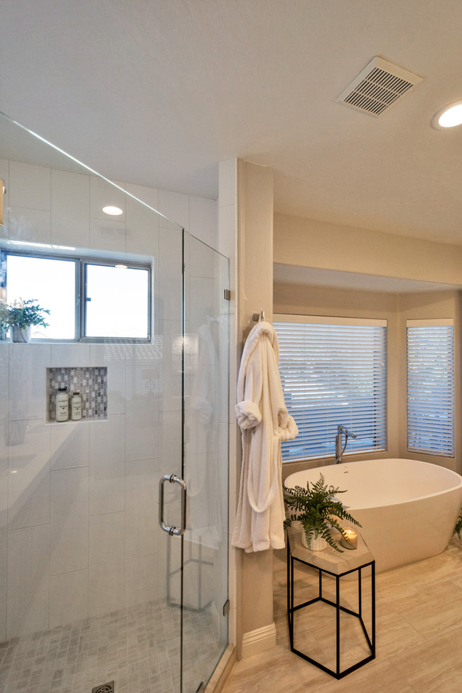 Modern inredning av ett mellanstort brun brunt en-suite badrum, med luckor med upphöjd panel, bruna skåp, ett fristående badkar, en hörndusch, vit kakel, ett undermonterad handfat, bänkskiva i kvarts och dusch med gångjärnsdörr