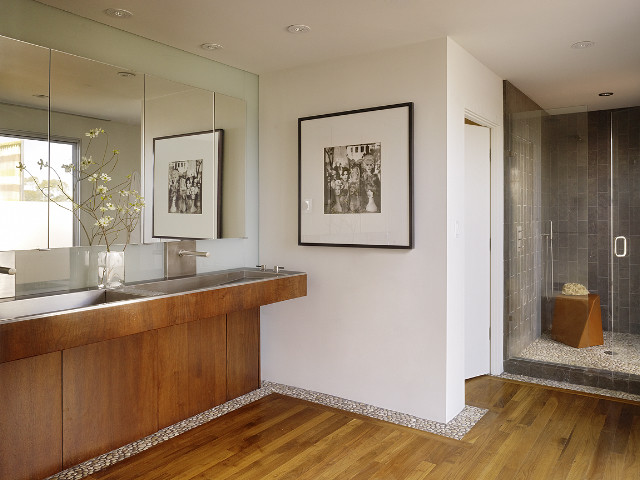Foto de cuarto de baño principal contemporáneo con lavabo de seno grande, puertas de armario de madera oscura, paredes blancas y suelo de madera en tonos medios