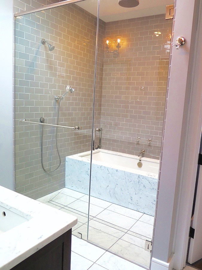 Пример оригинального дизайна: огромная главная ванная комната в стиле лофт с темными деревянными фасадами, угловой ванной, угловым душем, черно-белой плиткой, плиткой кабанчик, белыми стенами, мраморным полом, врезной раковиной и мраморной столешницей