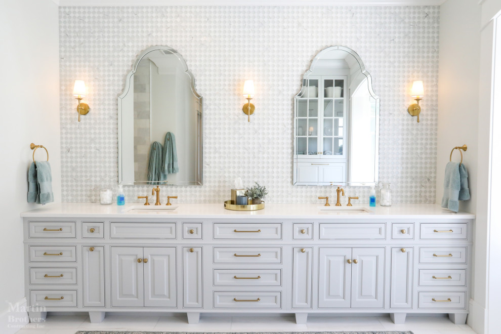 Idéer för att renovera ett stort vintage vit vitt en-suite badrum, med möbel-liknande, grå skåp, ett fristående badkar, en öppen dusch, en toalettstol med hel cisternkåpa, grå kakel, marmorkakel, grå väggar, marmorgolv, ett undermonterad handfat, bänkskiva i kvartsit, vitt golv och med dusch som är öppen