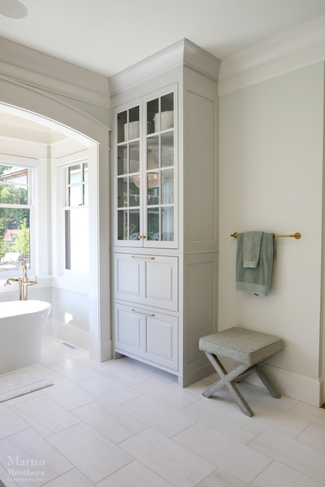 Источник вдохновения для домашнего уюта: большая главная ванная комната в классическом стиле с фасадами островного типа, серыми фасадами, отдельно стоящей ванной, открытым душем, унитазом-моноблоком, серой плиткой, мраморной плиткой, серыми стенами, мраморным полом, врезной раковиной, столешницей из кварцита, белым полом, открытым душем, белой столешницей, сиденьем для душа, тумбой под две раковины и встроенной тумбой