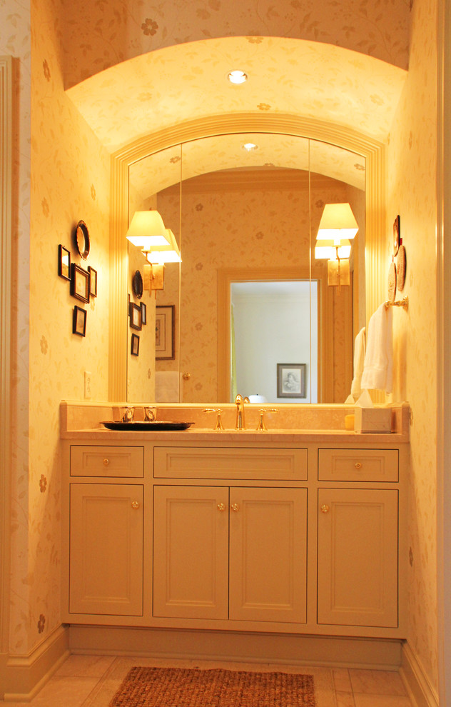 Imagen de cuarto de baño mediterráneo pequeño con armarios con paneles empotrados, puertas de armario blancas, paredes beige, suelo de baldosas de cerámica, aseo y ducha, lavabo bajoencimera y suelo beige