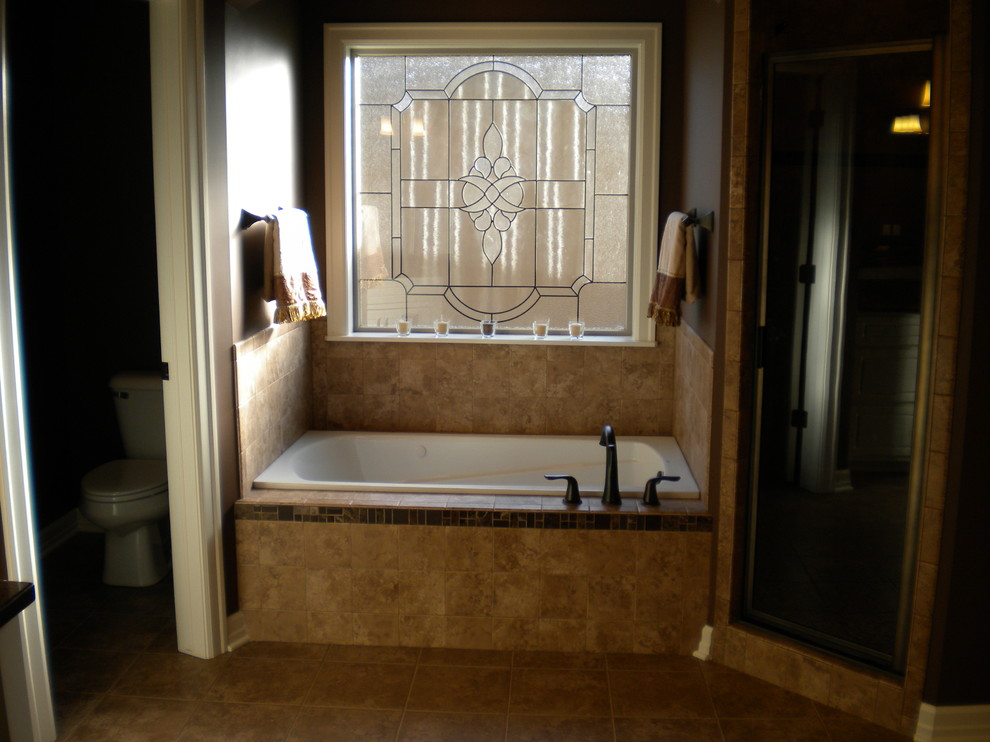 Inredning av ett klassiskt mellanstort en-suite badrum, med ett badkar i en alkov, en hörndusch, beige kakel, keramikplattor, bruna väggar och klinkergolv i keramik
