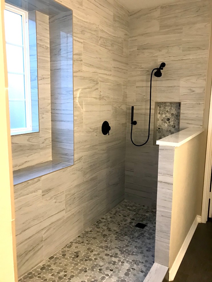 Inredning av ett modernt mellanstort vit vitt en-suite badrum, med luckor med lamellpanel, vita skåp, en öppen dusch, en toalettstol med hel cisternkåpa, grå kakel, stenkakel, grå väggar, klinkergolv i keramik, ett undermonterad handfat, bänkskiva i kvarts, grått golv och med dusch som är öppen